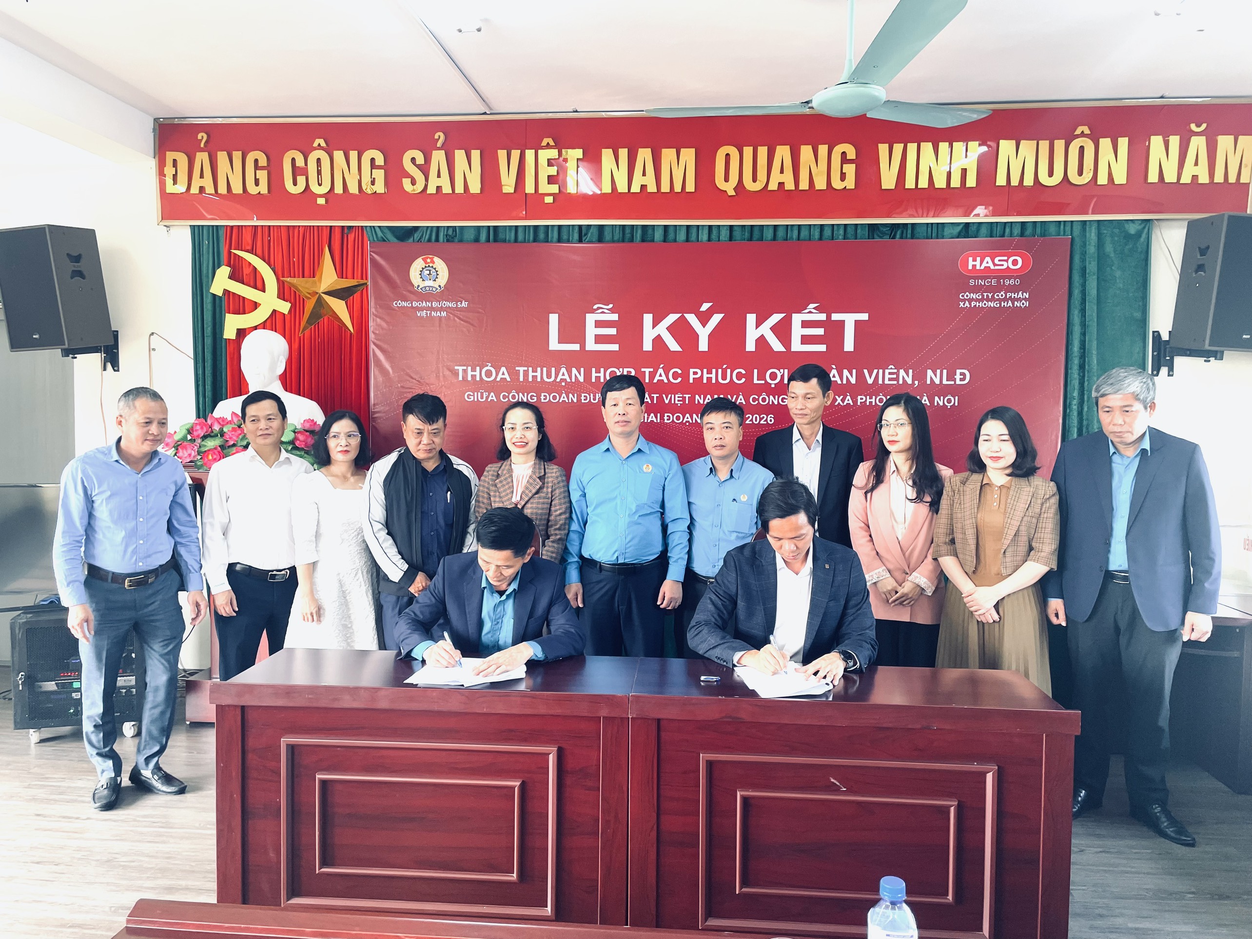 CÔNG ĐOÀN ĐƯỜNG SẮT VIỆT NAM KÝ KẾT THỎA THUẬN HỢP TÁC PHÚC LỢI ĐOÀN VIÊN, NGƯỜI LAO ĐỘNG VỚI CÔNG TY CỔ PHẦN XÀ PHÒNG HÀ NỘI CÔNG ĐOÀN ĐƯỜNG SẮT VIỆT NAM KÝ KẾT THỎA THUẬN HỢP TÁC PHÚC LỢI ĐOÀN VIÊN, NGƯỜI LAO ĐỘNG VỚI CÔNG TY CỔ PHẦN XÀ PHÒNG HÀ NỘI